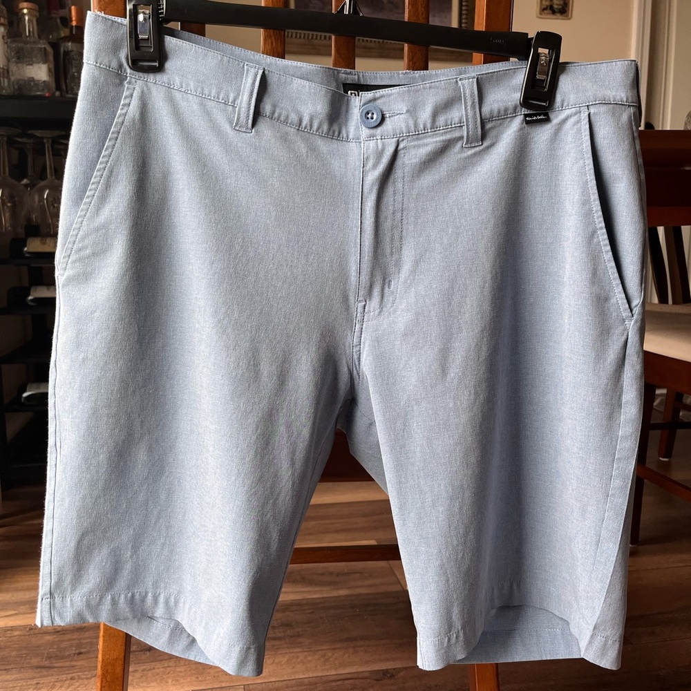 Travis Mathew Men’s Light Blue Golf Short! 33” waist, 9 inch inseam! Easy Care!